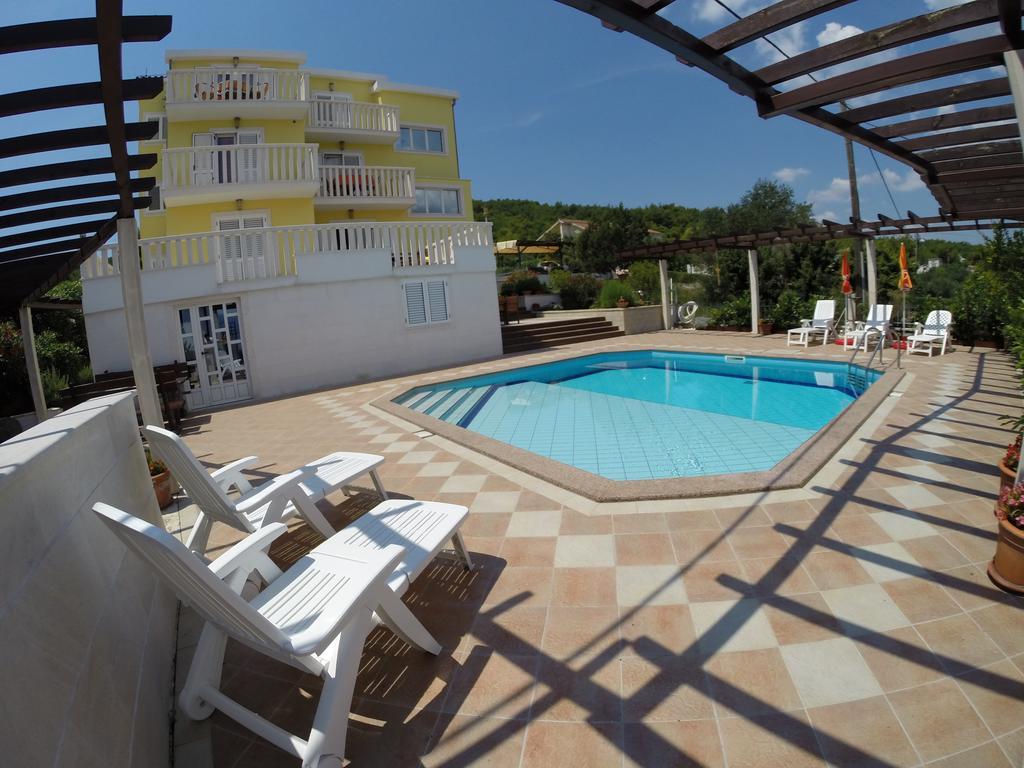 Apartments Romana Slatine Rum bild