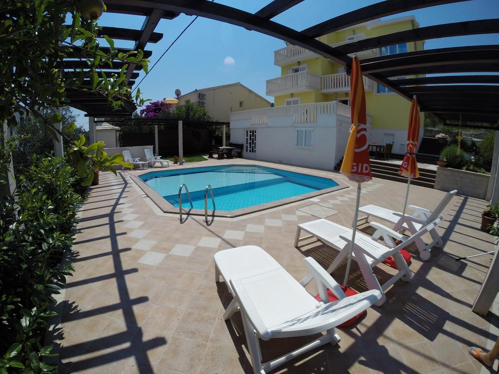 Apartments Romana Slatine Rum bild