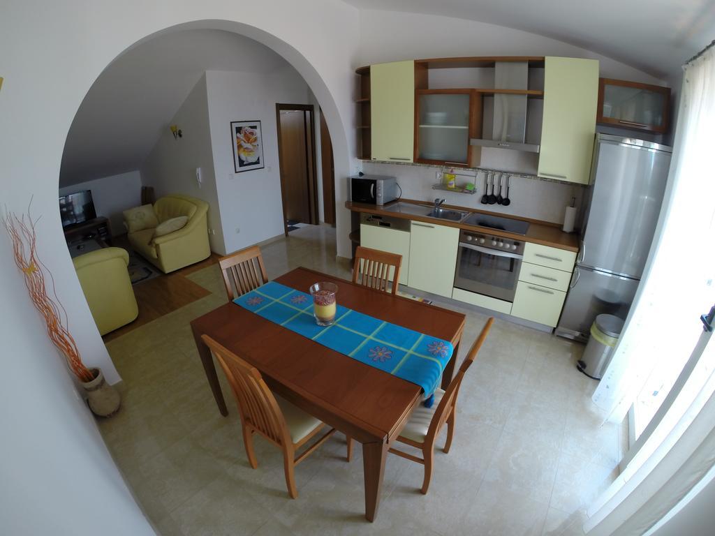 Apartments Romana Slatine Rum bild