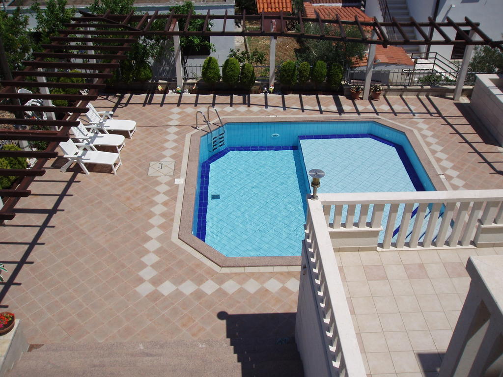Apartments Romana Slatine Rum bild